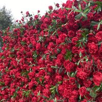 Rote Rose mit Grünen Blättern Künstliche Blumenpaneele Dekorative Hintergrundblumenrolle für Hochzeitsdekoration