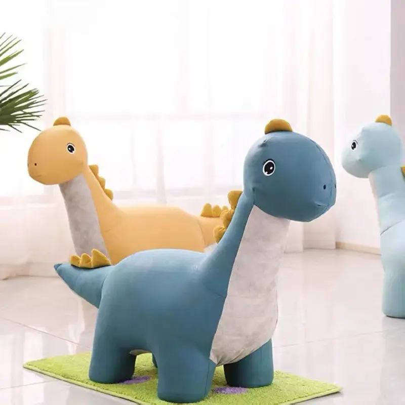 Simpatico dinosauro a forma di dinosauro giro in legno per bambini sullo sgabello giocattolo