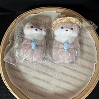 En gros, Peluche pendentif porte-clés mignonne en forme de loutre tenant une poisson