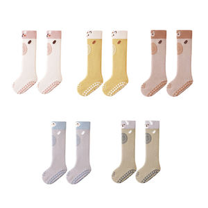 Calcetines de Seguridad para Niños Multicolores con Agarres de Silicona, Calcetines Antideslizantes, Perfectos para Yoga de Bebés y Pisos de Madera - Product Image 1