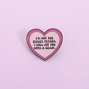 Pin de esmalte con cita divertida: 'No soy la persona más grande, te golpearé', broche de metal para solapa, venta al por mayor - Product Image 1