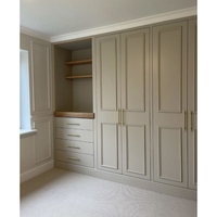 Armoire d'angle Prima avec disposition optimisée pour l'espace et options de finition personnalisées pour les chambres compactes