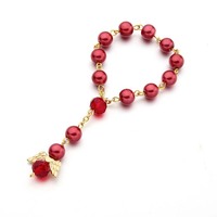 Bracelet extensible tendance avec perles de chapelet colorées et pendentif croix aile d'ange, cadeau idéal pour les fêtes et souvenir de baby shower pour filles