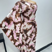 Robe longue en satin tie-dye asymétrique à épaules dénudées et manches évasées, coupe ajustée, idéale pour les soirées – Collection 2026, vente en gros