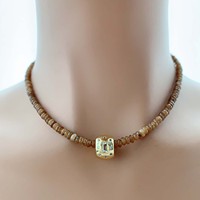 Collier ras du cou TK-B676 multicolore vibrant avec perles de pierres précieuses, pendentif carré incrusté de gemmes et breloque dorée – Bijou élégant pour femme, idéal au quotidien et pour les soirées