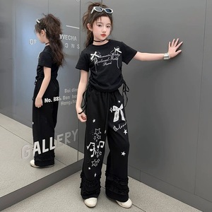 Tenues d'été 2026 pour enfants : Ensemble deux pièces avec t-shirt imprimé lettres et nœud, pantalon large à bordure dentelle pour adolescentes - Product Image 2