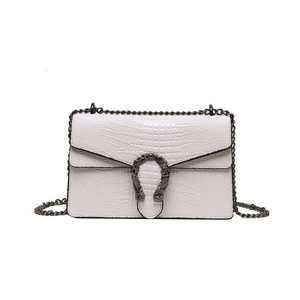 Bolso Cuadrado Pequeño Rojo Clásico, Versátil y Elegante de Alta Gama, Acolchado, con Correa de Cadena Metálica para Mamá, Nuevo Modelo 2026 - Product Image 1