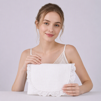 Pochette de maquillage personnalisée en tissu gaufré avec dentelle à œillets et bord festonné, cadeau de mariage, pochette cosmétique blanche, sac de rangement de voyage