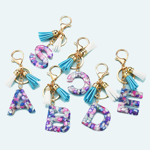 Vente en gros de 26 breloques en résine avec lettres de l'alphabet anglais scintillantes, style girly, <span class=keywords><strong>porte</strong></span>-clés avec pompon - Product Image 1