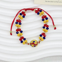 CH-LAT0999 Pulsera de Cuentas Amarillas, Azules y Rojas con Colgante de Fútbol Esmaltado, Joyería Hecha a Mano con Temática Deportiva, Venta al por Mayor