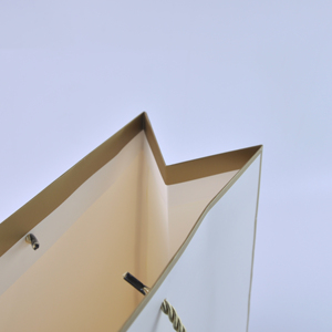 Mh FSC thân thiện với môi sang trọng tùy chỉnh logo của bạn vàng dập cán giấy trắng Túi Quà Tặng mua sắm túi giấy với ẩn xử lý - Product Image 3