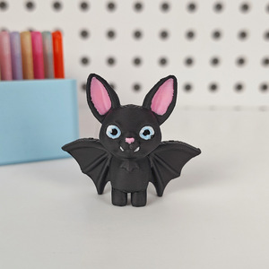 Figurina di pipistrello stampata in 3D, alta 1,72 pollici, nera con orecchie rosa, decorazione da scrivania - Product Image 3