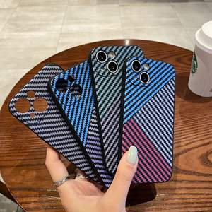 Funda suave con diseño de rayas de fibra de carbono en contraste de color, compatible con iPhone 15, cubierta completa a prueba de golpes. - Product Image 1