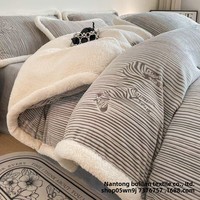Literie moderne double face en velours de lait Ensemble de quatre pièces Motif solide Doublure en polaire chaude Housse de couette sculptée en polyester pour la maison