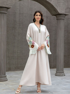 Elegante abito in poliestere con nappine ricamate con scollo a V per donne musulmane per la stagione autunnale in <span class=keywords><strong>Medio</strong></span> <span class=keywords><strong>Oriente</strong></span> - Product Image 3