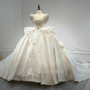 Robe de mariée personnalisable Xs244, style moderne et luxueux, avec décolleté en cœur, dos nu, perles et broderies en cristal - Product Image 3