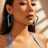 Boucles d'oreilles créoles carrées pour femmes en alliage de zinc électroplaqué, style géométrique classique, tendance de l'individualité, pour usage quotidien, cadeau de mariage