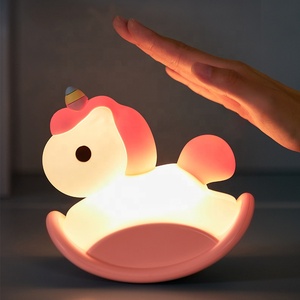 EGOGO, lámpara de luz nocturna de <span class=keywords><strong>unicornio</strong></span> de diseño único de fábrica OEM, lámparas de escritorio decorativas para dormitorio de niños con caballo mecedora de silicona de dibujos animados bonitos - Product Image 4