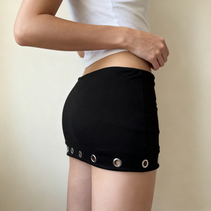 Minifalda gótica punk de punto ajustada con cintura baja, elástica, de color liso, con detalle de ojal metálico en el bajo y botón lavado. - Product Image 3