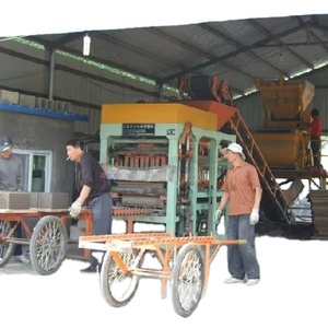 Maquinaria de moldeado de bloques hidráulicos automática, máquina de fabricación de ladrillos huecos de hormigón, con <span class=keywords><strong>precio</strong></span> de fábrica, venta al por mayor - Product Image 3