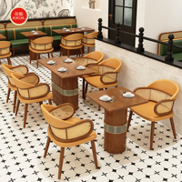 Ensemble de meubles de restaurant moderne, tables carrées en marbre, chaises en rotin et canapé en cuir pour café
