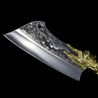 Fabriqué en Chine, le Fire Dragon Extended Kitchen Bone Chopper est un couteau de chef populaire au design personnalisé.