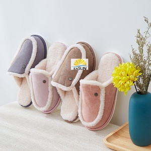 Pantoufles en peluche à prix de gros et d'usine, chaussettes-pantoufles d'hiver, pantoufles bottes moelleuses, pantoufles pour femmes - Product Image 1