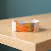 Pulsera Tejida a Mano de Algodón Sstringz, Color Blanco Marfil, Naranja, Dorado y Azul Cielo, Patrón Geométrico, Accesorio de Moda Ajustable
