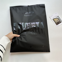 Sacs d'Emballage Personnalisés Noirs pour Vêtements (T-shirts, Maillots de Bain) avec Fermeture Éclair Coulissante, Finition Mate Givrée et Impression de Logo – Sacs Plastiques Refermables