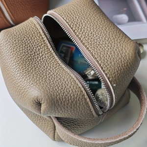 Sac à cosmétiques portable personnalisé en usine, en cuir PU de qualité supérieure, pochette à maquillage carrée, élégante et <span class=keywords><strong>minimaliste</strong></span>, organiseur de voyage pour cosmétiques - Product Image 5