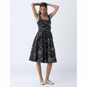 ชุดเดรสเอไลน์ผ้าคอตตอนปักลายดอกไม้สีดำ - Product Image 1