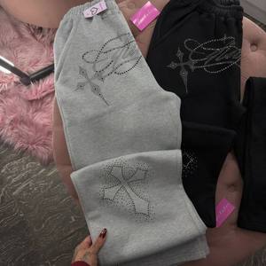 Pantalones Deportivos Personalizados al por Mayor de Alta Calidad en Felpa de Algodón, Estilo Urbano Y2K Grunge con Pedrería y Gráficos de Cruz para Hombre - Product Image 2