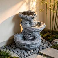 Fontaine d'eau décorative d'extérieur à LED solaire en polyrésine avec design artisanal résistant aux intempéries 42x42x83cm