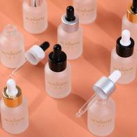Bouteilles compte-gouttes en verre givré de 30 millilitres personnalisées avec impression sérigraphique, avec bouchons en caoutchouc blanc ou noir