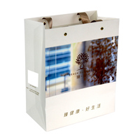 Bolsas de regalo de cuerda de papel blanco personalizadas para peluca Bolsas de compras de ropa perforadas por gravedad ecológicas de lujo con relieve