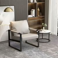 Fauteuil moderne de luxe avec structure en métal et rembourrage en mousse déchiquetée, meuble confortable pour salon
