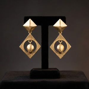 Boucles d'oreilles pendantes en laiton plaqué or 18 carats, motif losange creux 3D, forme pyramide, finition or mat, bijoux ethniques pour anniversaire - Product Image 2