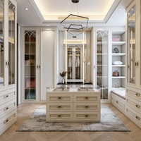 Dressing sur mesure de luxe à la française, porte vitrée laquée avec meneaux décoratifs incrustés, îlot multifonctionnel pour bijoux