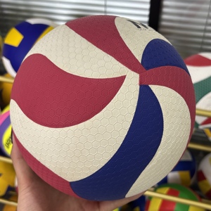 Balón de Voleibol Molten, Oficial para Entrenamiento y Partidos, Tamaño y Peso Reglamentarios para Hombres y Mujeres, Uso en Interiores, Personalizable - Product Image 4