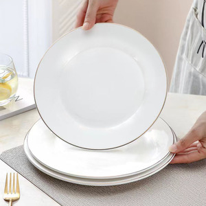 Plats de présentation ronds en porcelaine fine de haute qualité, blancs et dorés, avec bordure dorée, personnalisables pour restaurant - Product Image 4