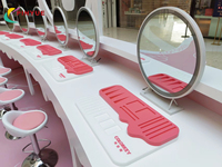 Kiosque de beauté pop-up personnalisable pour événements de vente de cosmétiques roses, présentoir de cosmétiques pour l'activation de marque et la conception de stand d'exposition