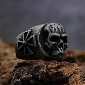 Bague Chevalière Crâne en Acier Inoxydable Finition Noire Oxydée Style Gothique Motard Détail Croix Argenté pour Hommes Bijou Étanche - Product Image 1