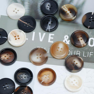 Boutons 4 trous personnalisés <span class=keywords><strong>de</strong></span> haute qualité pour chemise hommes costume manteau pardessus bouton en résine Vente en gros - Product Image 3