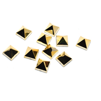 En gros haute qualité mode 7mm or carré forme pyramide en plastique vis à rivets goujons pour sac de vêtement