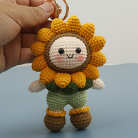 Porte-clés poupée tournesol au crochet fait main, en coton doux tricoté, breloque de sac garçon tournesol, pendentif amigurumi floral souriant pour clés de voiture