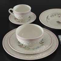 Ensemble de tasses et d'assiettes en céramique à motifs floraux en relief de style baroque européen, ensemble d'assiettes à dîner en porcelaine rose vintage pour mariage