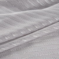 Tissu satiné en polyester jacquard rayé argenté respirant, antistatique et infroissable, disponible en stock B8, idéal pour les robes de filles