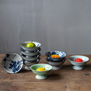 Plateau à fruits sur pieds en porcelaine bleue et blanche, style rétro, pour servir des desserts lors de fêtes ou dans le salon. - Product Image 3