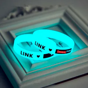 Özel Logo renk boyutu Glow koyu silikon parlayan bilezik özel aydınlık silikon bileklik