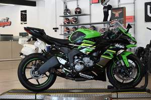 Compre ahora la motocicleta Kawasaki <span class=keywords><strong>Ninja</strong></span> ZX-6R KRT Edition 2019 de 636cc, supersport, con ABS, cambio rápido y gráficos inspirados en las carreras. - Product Image 3